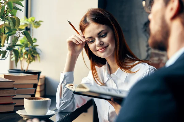 Uomo e donna d'affari seduti in un ristorante colazione comunicazione lavoro — Foto Stock