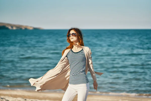 Femme Sur Plage Été Près Mer Photo Haute Qualité — Photo