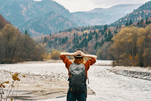 Gelukkige Reiziger Die Rivier Bergen Zit Hoge Kwaliteit Foto — Stockfoto