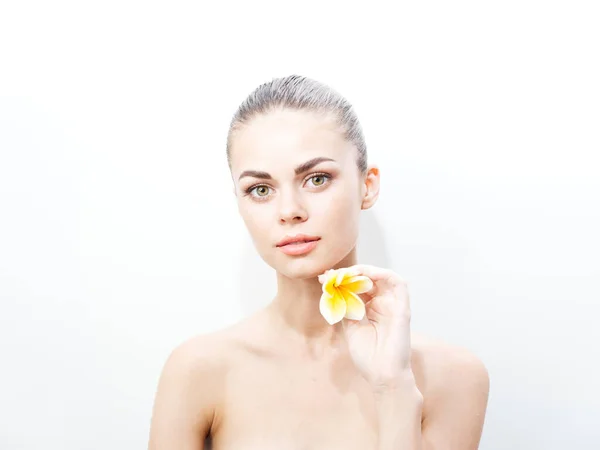 Mujer Bonita Con Una Flor Amarilla Cerca Cara — Foto de Stock