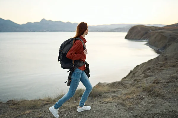 Donna Arrampica Sulle Montagne Guardando Mare — Foto Stock