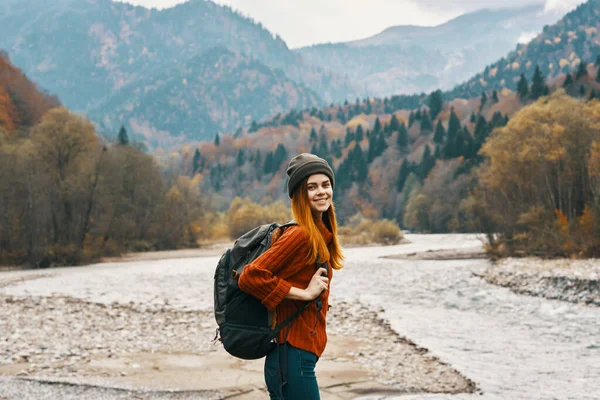 Turista Mulher Alegre Com Uma Mochila Olha Para Montanhas Perto — Fotografia de Stock