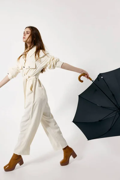 Mulher de macacão branco andando com guarda-chuva em mãos moda isolado fundo — Fotografia de Stock