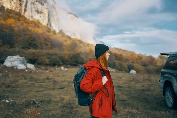 Modelo Mujer Una Chaqueta Roja Con Una Mochila Otoño Aire — Foto de Stock