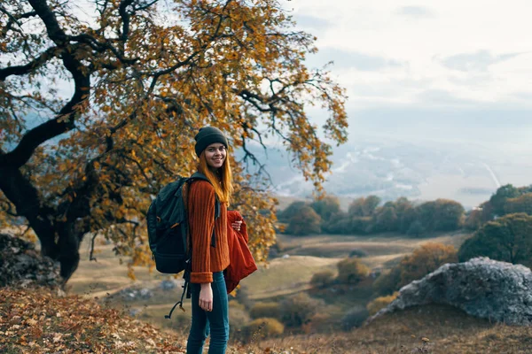 Donna escursionista paesaggio viaggi montagne autunno foresta — Foto Stock