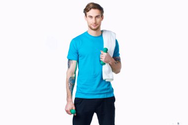 Mavi tişörtlü spor adam omuzlarında spor antrenmanı.