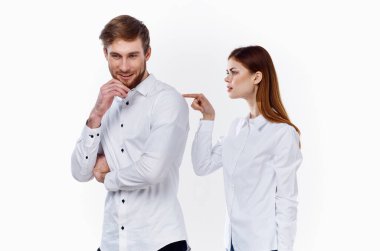 Bir kadın ve bir erkek sırt sırta dururlar hafif bir arka planda çalışanlar aile iletişimi