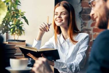 İş adamı ve kadın kafe işi yaşam tarzında sohbet ediyorlar.