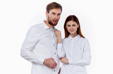 yönetici tasarımcı çalışma personeli ve beyaz gömlekli hafif arkaplan modeli