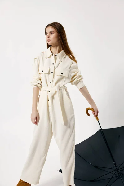 Mulher de terno branco com guarda-chuva em mãos charme estilo moderno luz fundo — Fotografia de Stock