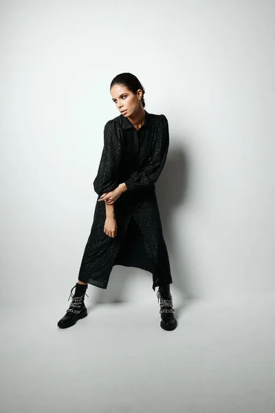 Mulher de vestido preto botas de moda modelo estúdio — Fotografia de Stock