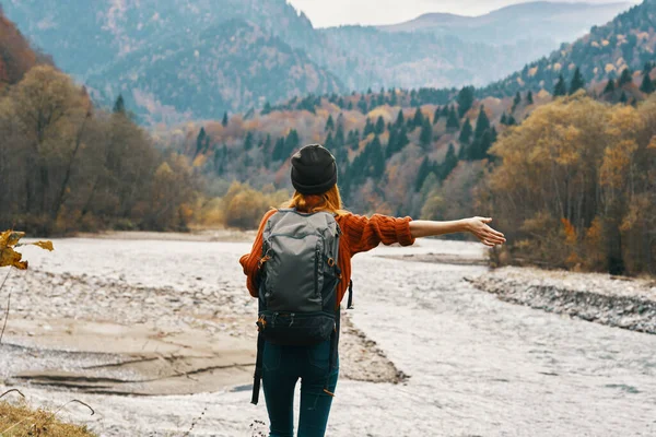 Vrouw wandelaar bergen landschap herfst rivier frisse lucht — Stockfoto