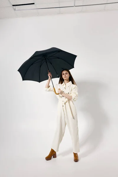 かなり女性の白いスーツオープン傘モダンなスタイルのファッション — ストック写真