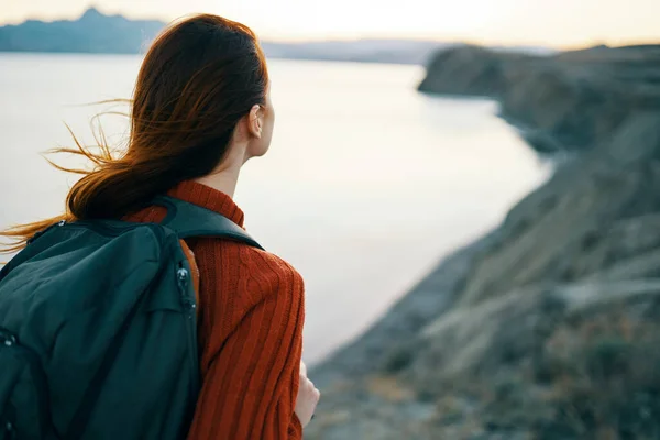 Жінка ходить з рюкзаком на відкритому повітрі в горах свіжа модель повітря — стокове фото