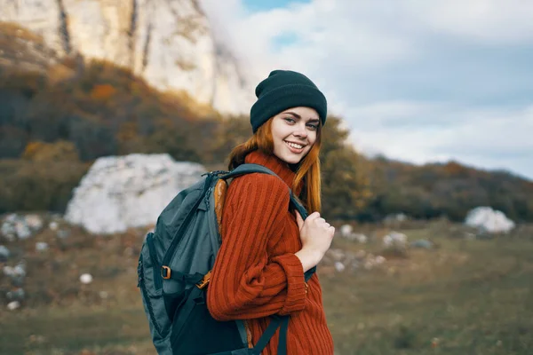 Mulher alegre caminhante mochila andar férias liberdade montanhas — Fotografia de Stock