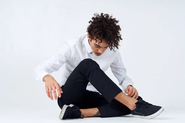 Adolescente in sneakers, pantaloni neri e camicia bianca In una stanza luminosa in piena crescita — Foto Stock