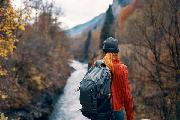 Mujer excursionista en el este cerca del río montañas paisaje viajes —  Fotos de Stock