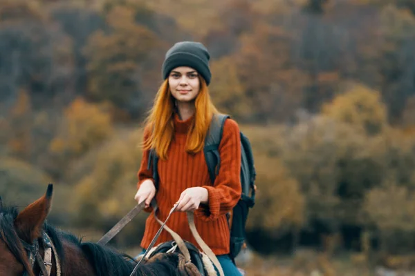 Vrouw wandelaar bergen natuur paardrijden plezier — Stockfoto