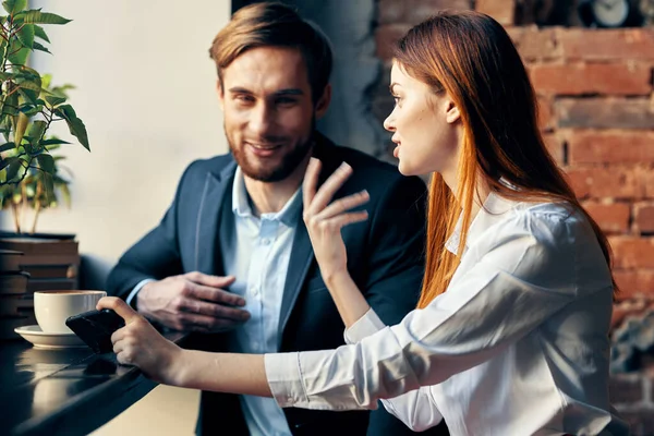 Allegro colleghi di lavoro uomo e donna socializzare nello stile di vita caffè — Foto Stock