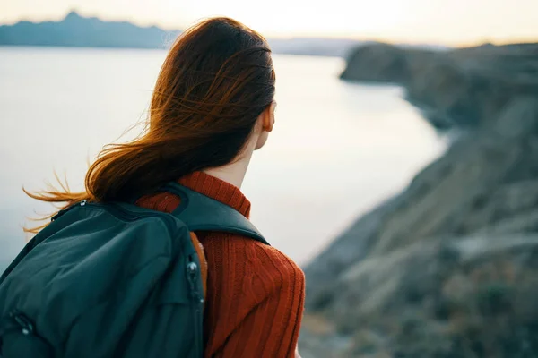 Жінка ходить з рюкзаком на відкритому повітрі в горах свіжа модель повітря — стокове фото
