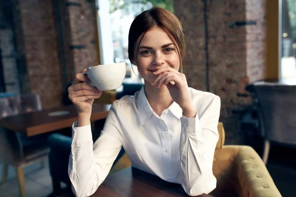 Mulher sentada em um café na mesa uma xícara de bebida estilo de vida — Fotografia de Stock