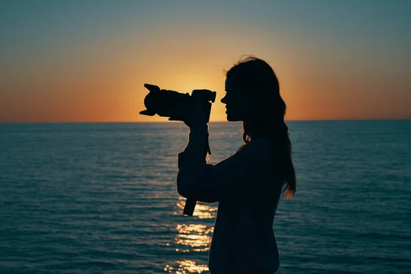 Fotografin Silhouette Bei Sonnenuntergang Der Nähe Des Meeres Seitenblick Hochwertiges — Stockfoto