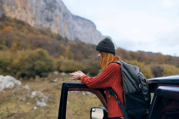 Mujer Excursionista Cerca Coche Las Montañas — Foto de Stock