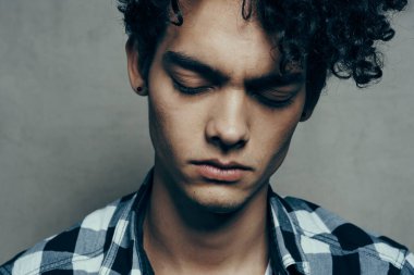 Müstehcen adam ekose gömlek yakın çekim duyguları stüdyo modası