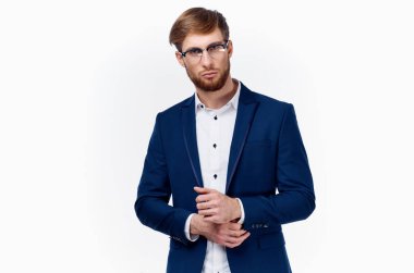 Klasik takım elbiseli sarışın adam ceketinin kollarını kırpıştırıyor.