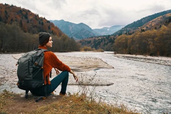 Viajante Outono Nas Montanhas Natureza Nas Margens Rio Foto Alta — Fotografia de Stock