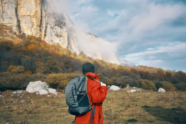 Путешественник Рюкзаком Осенью Горах — стоковое фото