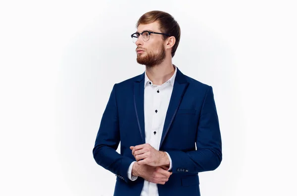 Obchodní finance pohledný muž s brýlemi a modrá bunda bílá košile model — Stock fotografie