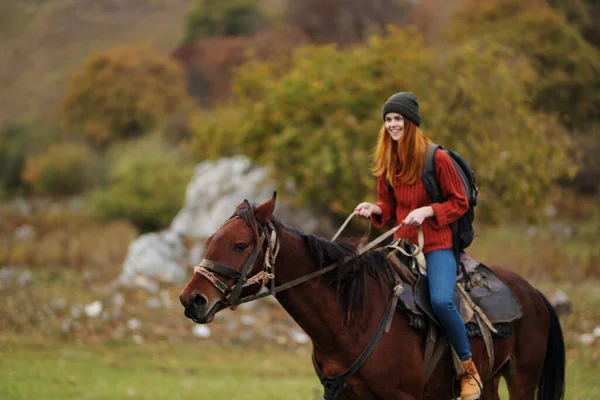 Woman Hiker Riding Horse Nature Mountains — Stock Photo, Image