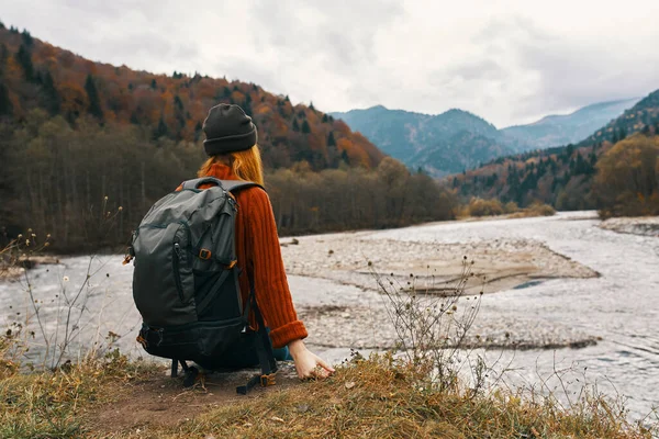 Vrouw Herfst Bergen Met Een Rugzak Haar Schouders — Stockfoto