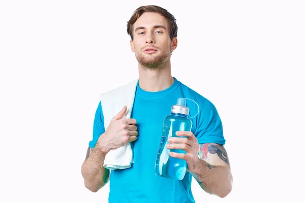Deportes hombre azul camiseta agua botella sed fitness — Foto de Stock