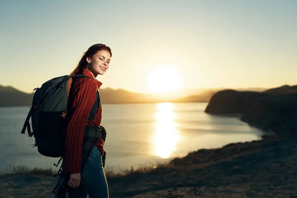 Frau Mit Rucksack Bei Sonnenuntergang Der Natur — Stockfoto