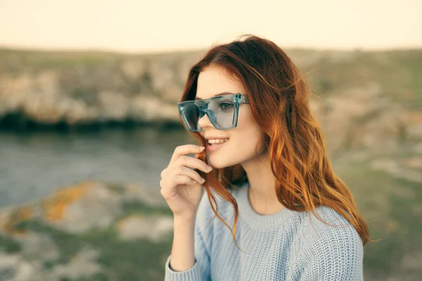 Słodkie Rude Włosy Kobieta Noszenie Okulary Zewnątrz — Zdjęcie stockowe