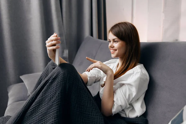 Mulher Feliz Com Telefone Celular Sofá Foto Alta Qualidade — Fotografia de Stock