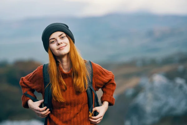 Όμορφη Γυναίκα Τουρίστρια Σακίδιο Στο Φθινόπωρο Ρούχα Στα Βουνά Πόδια — Φωτογραφία Αρχείου
