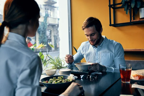 Employés à la table dans le café pause déjeuner cuisine femmes et homme — Photo