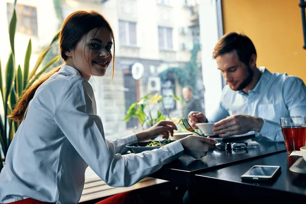 Employés à une table dans un café pause déjeuner cuisine une femme et un homme — Photo