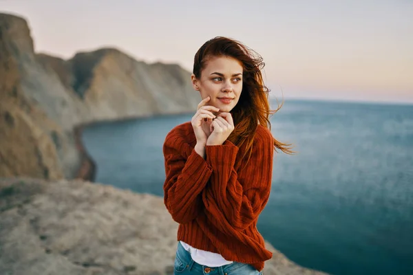 Femme Pull Rouge Dans Les Montagnes Près Mer Photo Haute — Photo