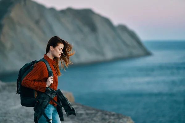 Naturreisende Den Bergen Pullover Mit Rucksack Auf Dem Rücken Hochwertiges — Stockfoto