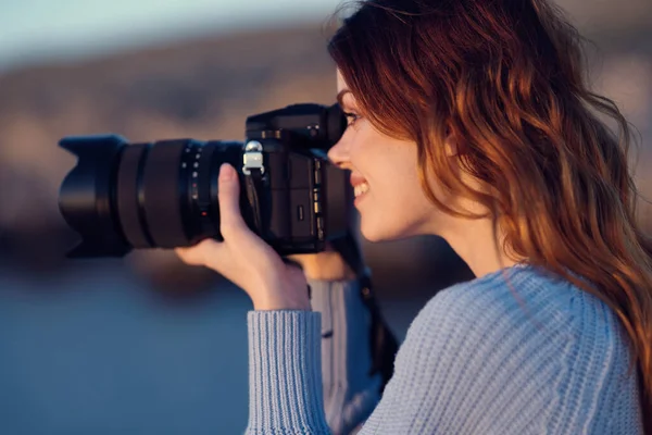 Wanita Fotografer Luar Ruangan Dengan Kamera Foto Berkualitas Tinggi — Stok Foto
