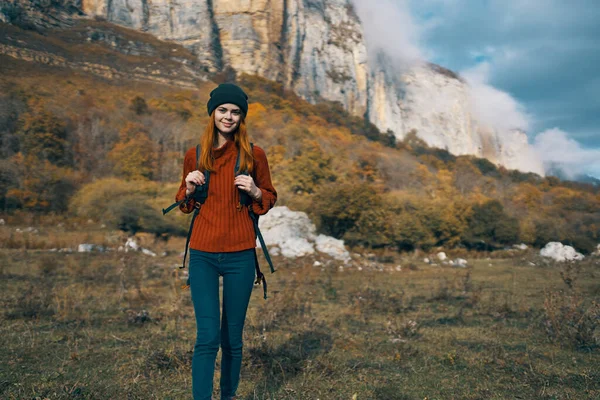 Sonbaharda Kazaklı Bir Kadın Yürüyor Yüksek Kalite Fotoğraf — Stok fotoğraf
