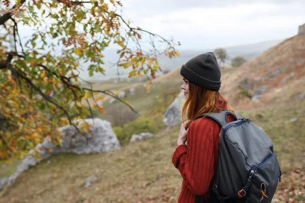 Γυναίκα Πεζοπόρος Σακίδιο Στα Βουνά Ταξιδεύουν Υψηλής Ποιότητας Φωτογραφία — Φωτογραφία Αρχείου