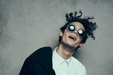 Stüdyoda güneş gözlüğü takan adam.