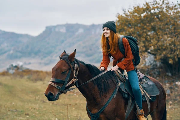 Femme Gaie Touriste Équitation Cheval Sur Nature Dans Les Montagnes — Photo