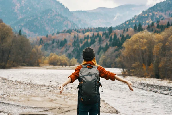 Gelukkig Vrouw Reist Buurt Van Berg Rivier Natuur Herfst — Stockfoto