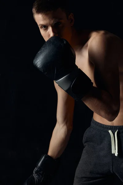 Boxer in guanti neri appoggiati in avanti su sfondo isolato vista ritagliata — Foto Stock
